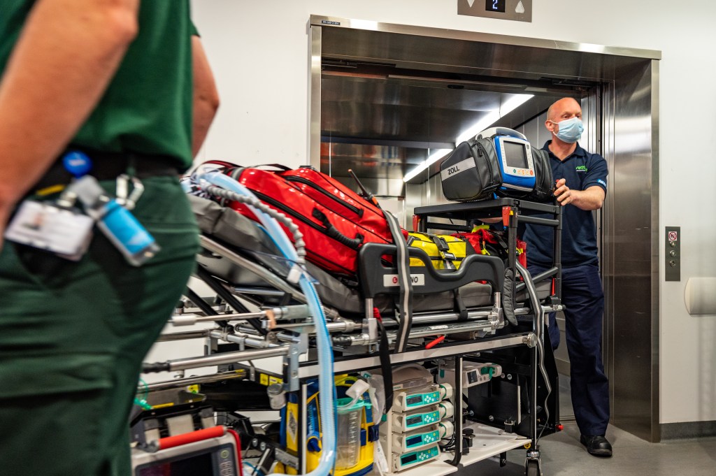 Retrieve team arriving in hospital